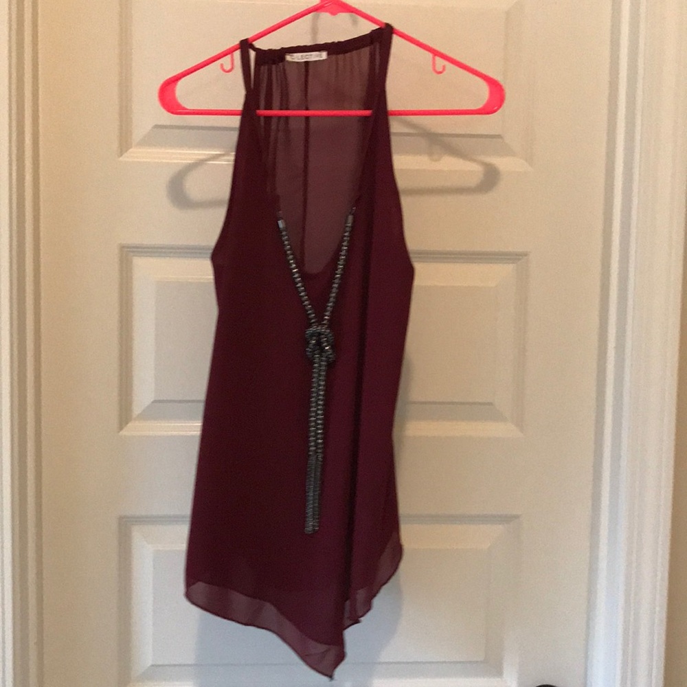 Pretty top with attached necklace